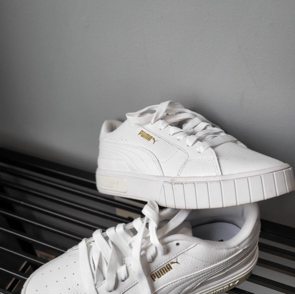 Excellent condition Puma women's sneakers size 10